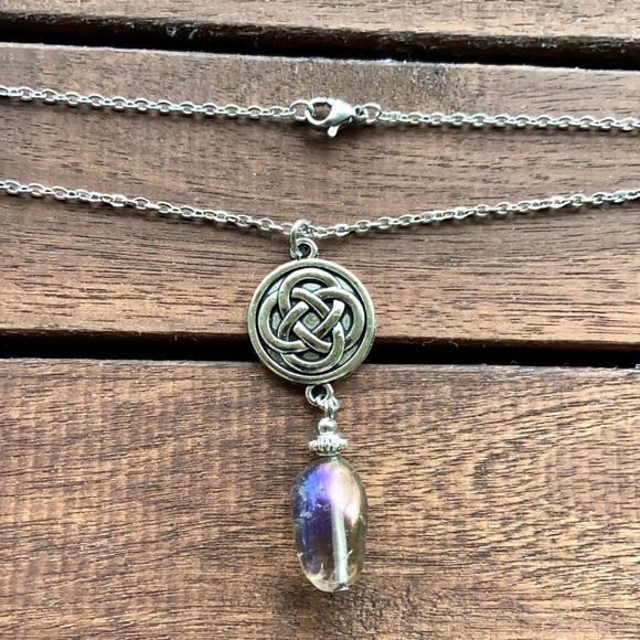 Celtic knot charm & titanium aura crystal - Picture 8 of 10